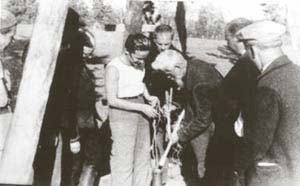 М.И.Сумгин и П.И.Мельников у артезианской скважины. Якутск, 1939 г.