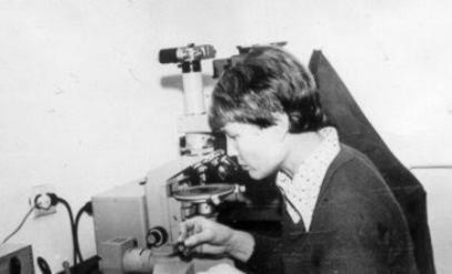 В поисках аутигенных минералов м.н.с. лаборатории криолитологии Х.Зигерт (1979г.)..