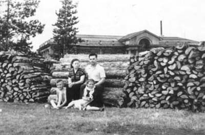 Нина Петровна с мужем и детьми после получения квартиры на Мерзлотке (1950г.).