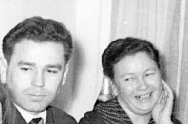Встреча Нового 1963 года в кругу семьи. Слева муж - Вотяков Иннокентий Николаевич.
